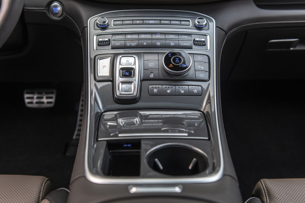 Hyundai SantaFe Hybrid console