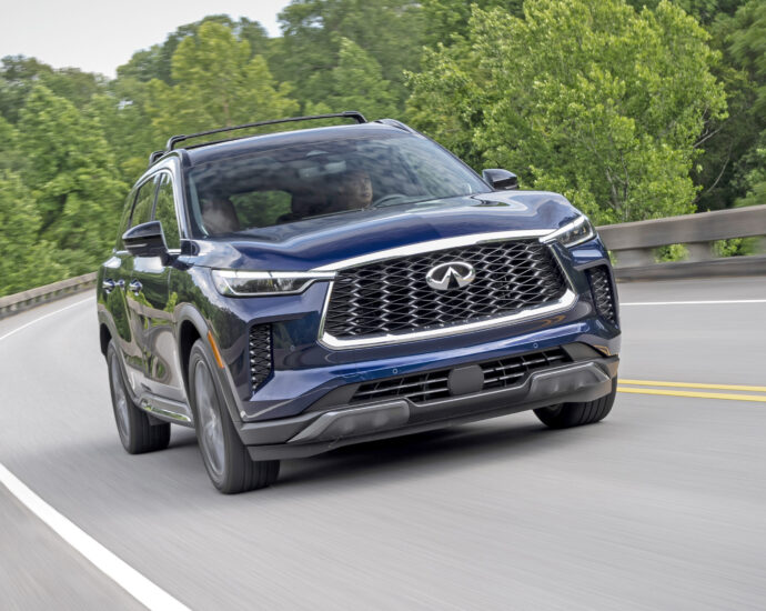 Infiniti QX60 Autograph AWD at speed.