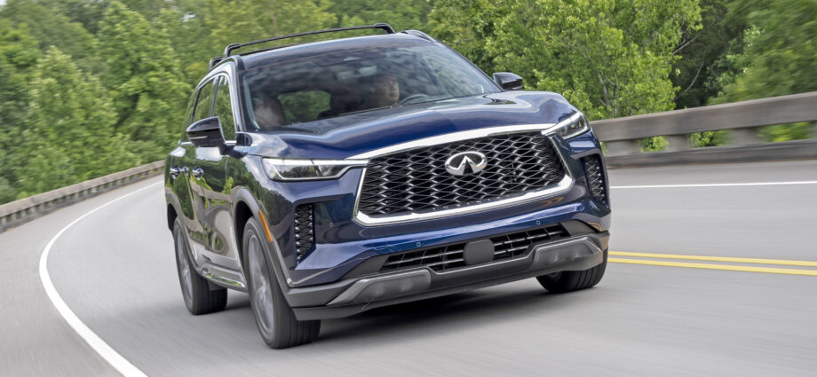 Infiniti QX60 Autograph AWD at speed.