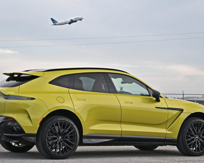 Aston Martin DBX707