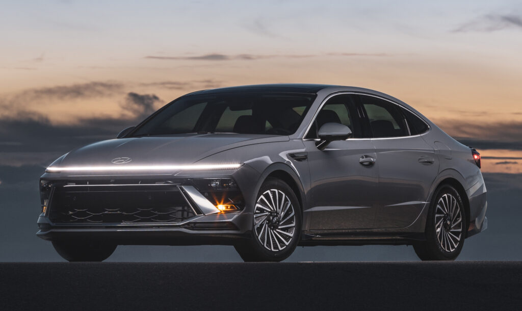 Lighted grille Sonata Hybrid