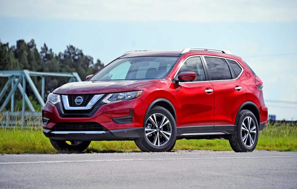 Nissan Rogue SV 3/4 view left