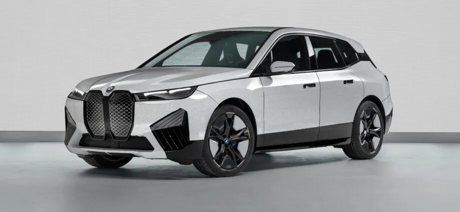 P90447343 BMW IX Flow Featuring E Ink 