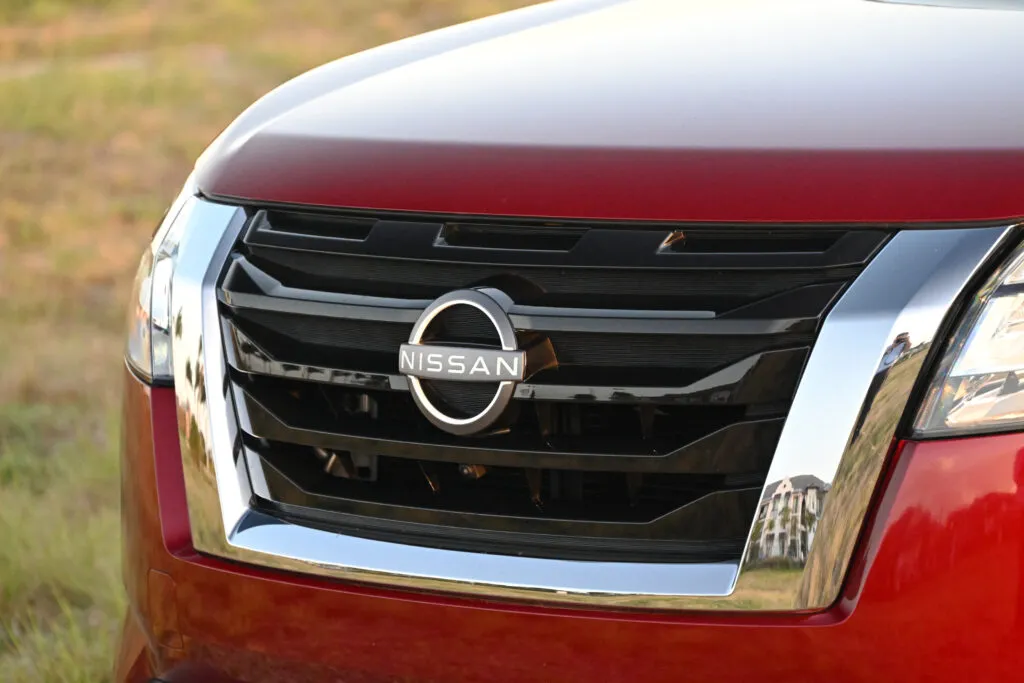 Nissan Pathfinder grille