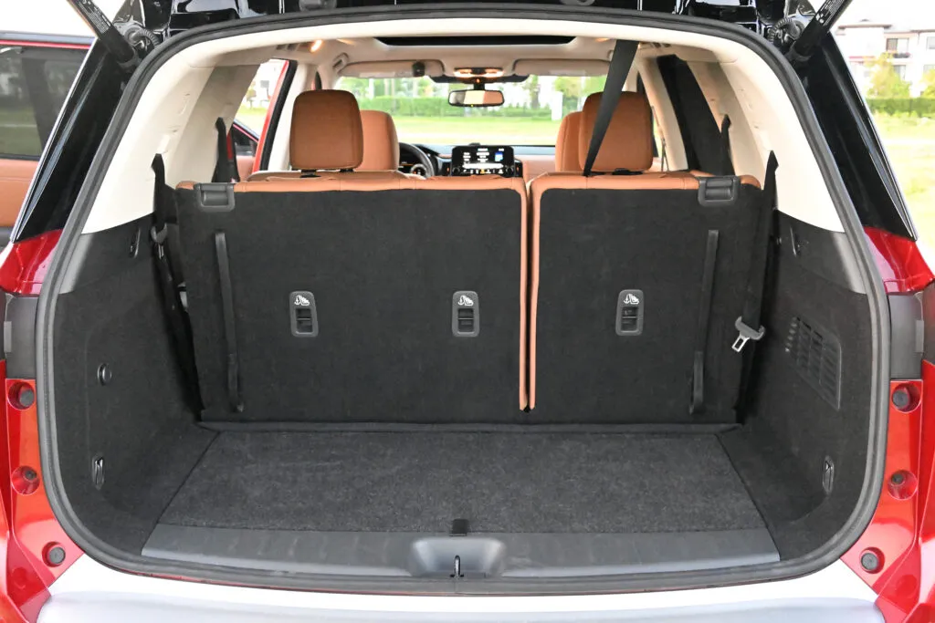nissan cargo area