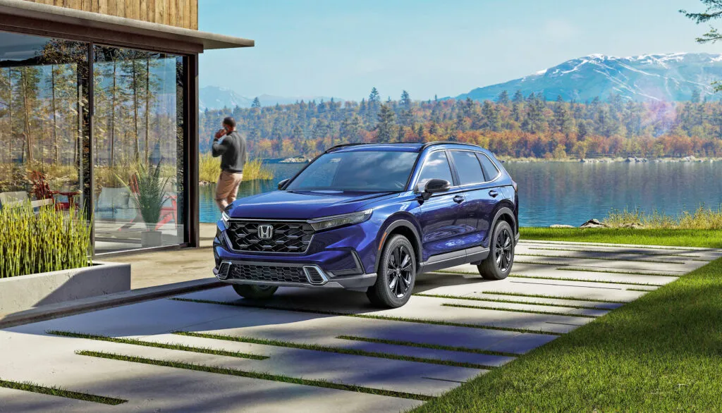 CR-V Sport Touring lakeside