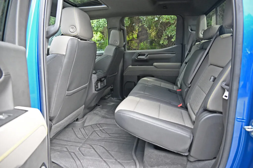 Chevrolet Silverado interior - Rear Seats