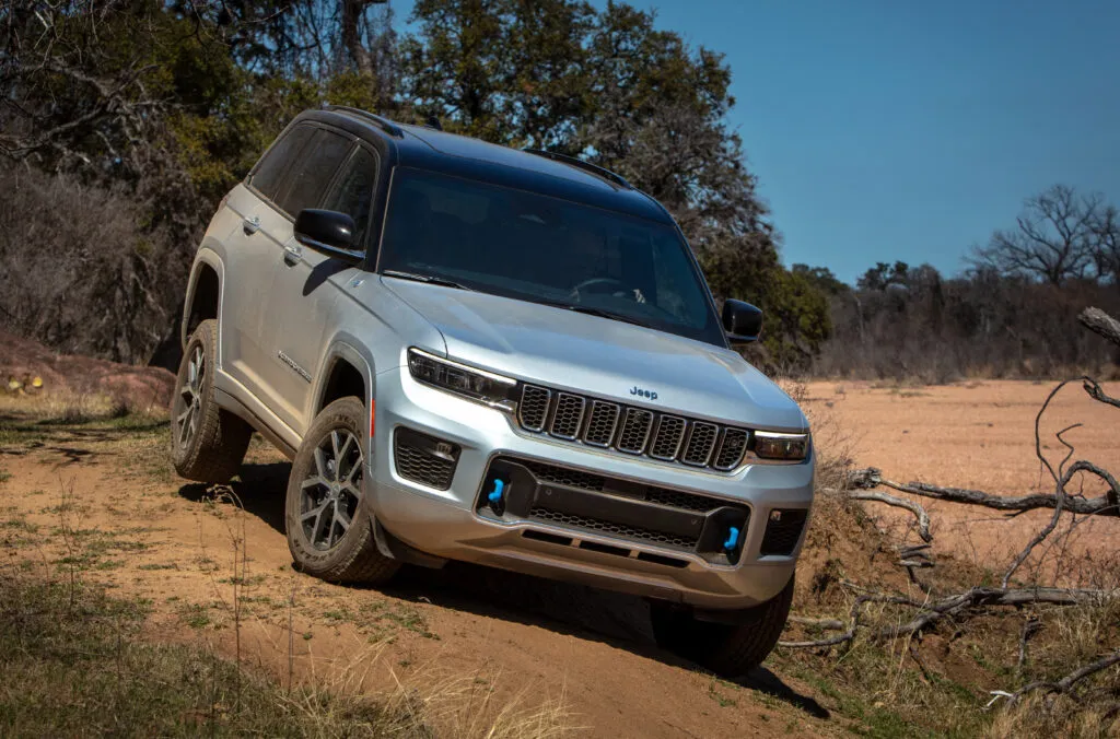 Jeep Grand Chero lifts rear wheel.