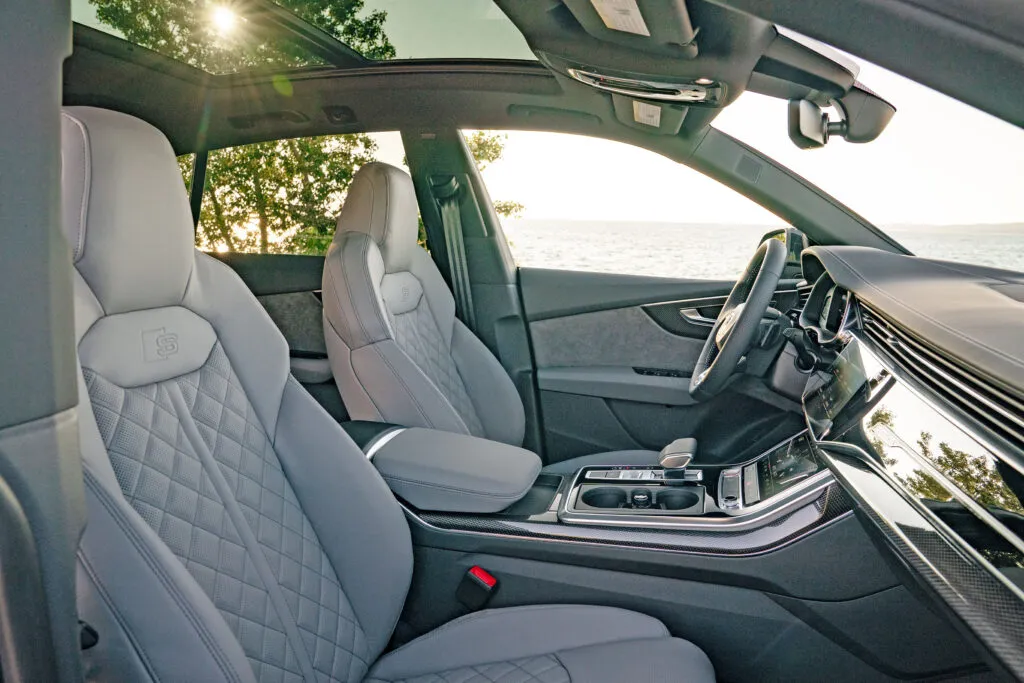 Front seats SQ8