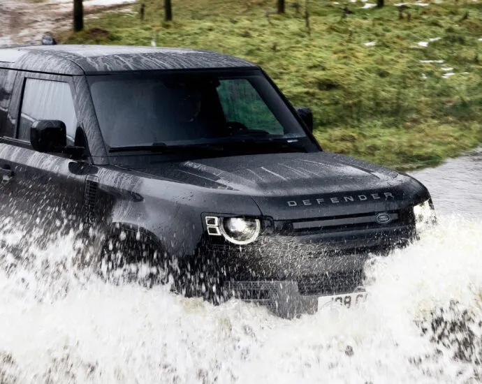 LR DEF V8 90 22MY 250221 06