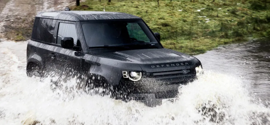 LR DEF V8 90 22MY 250221 06